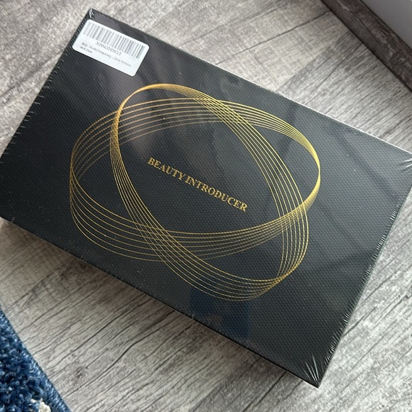 LED skin tightening device. 3-in-1 Microcurrent Facial Massager. - Picture 6 of 7